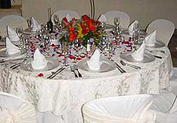 Mesa decorada, menaje para su evento