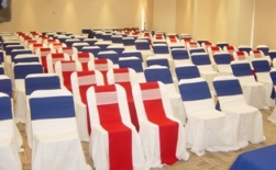 Auditorio con sillas Blancas / Rojo-Azul